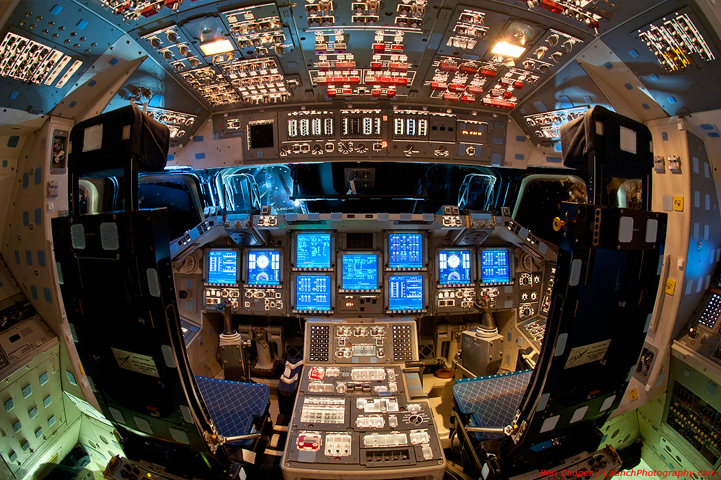 Le poste de pilotage de la navette spatiale Endeavour