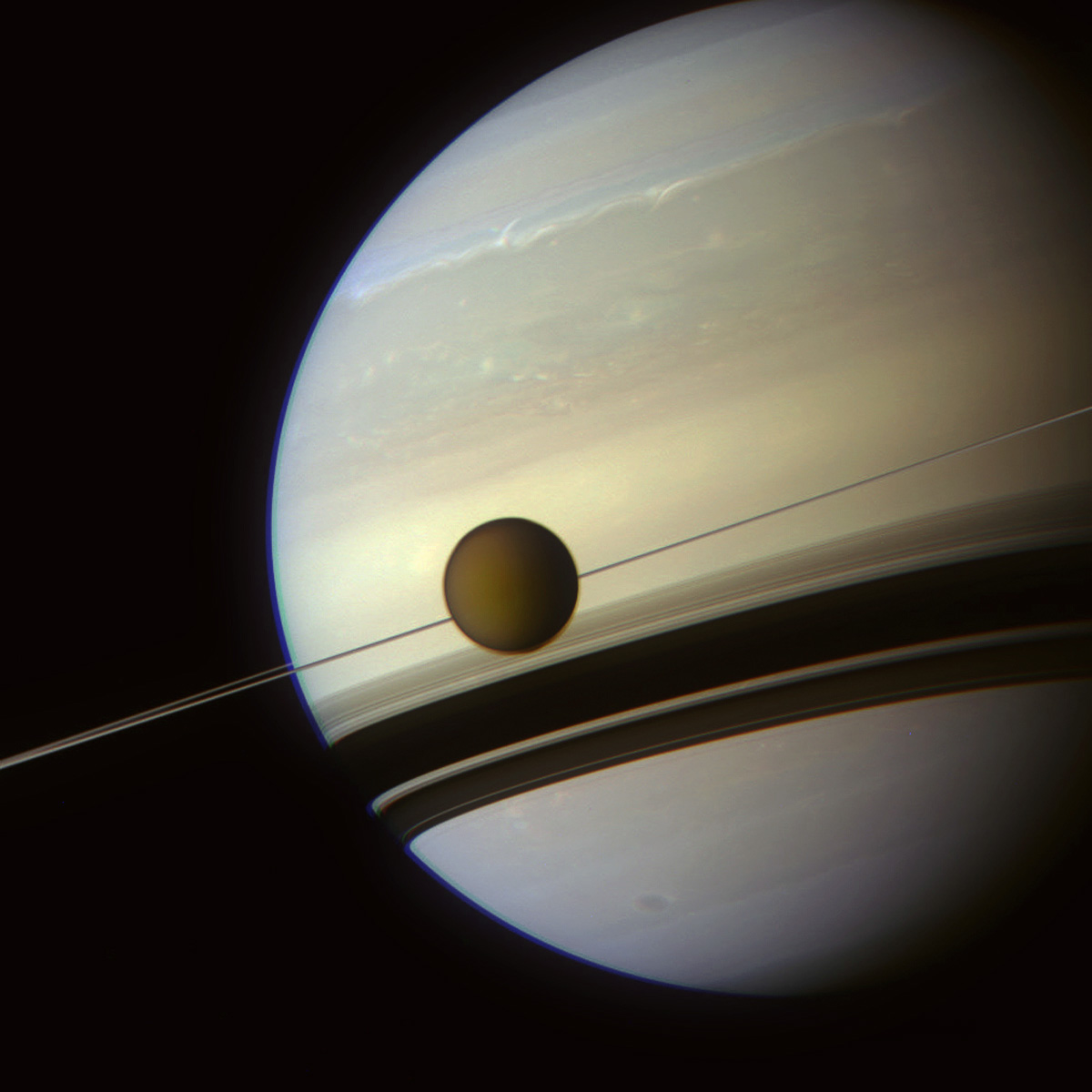 À l\'ombre des anneaux de Saturne
