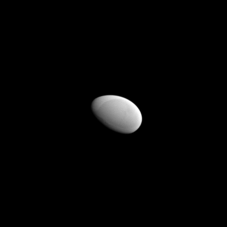 Méthone, la lune lisse et ovoïde de Saturne