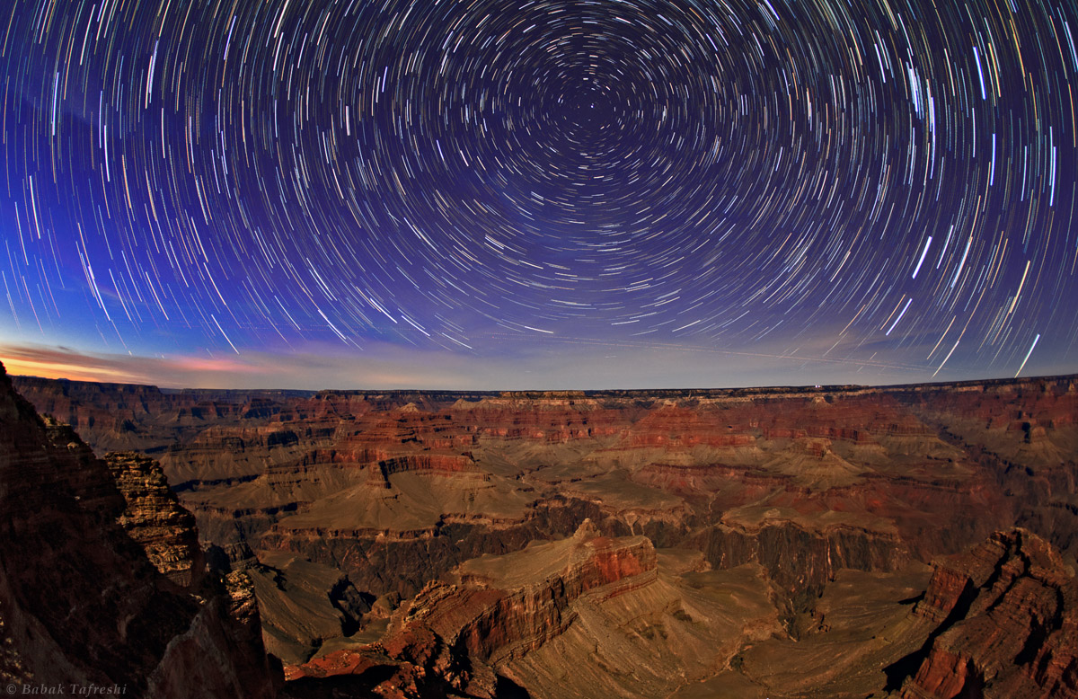 Filé d\'étoiles sur le Grand Canyon