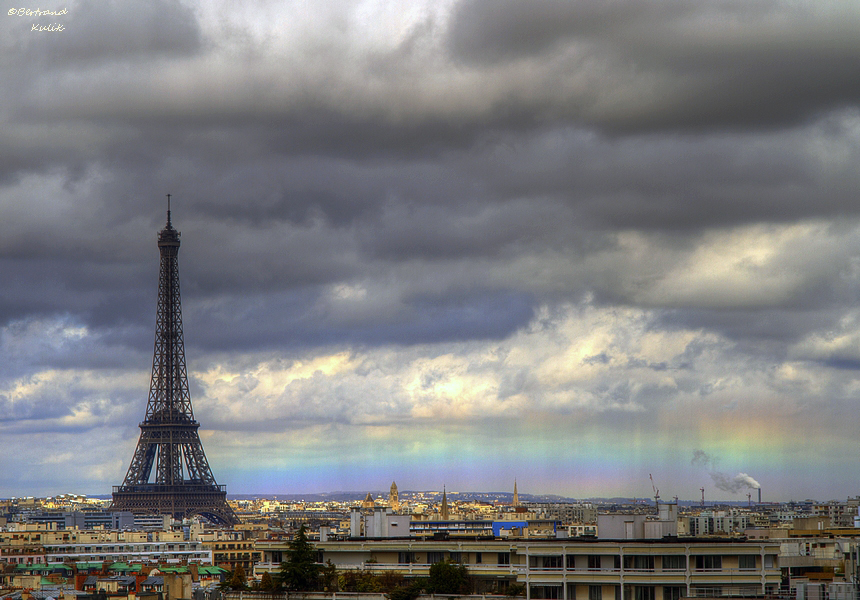 Un arc-en-ciel horizontal sur Paris