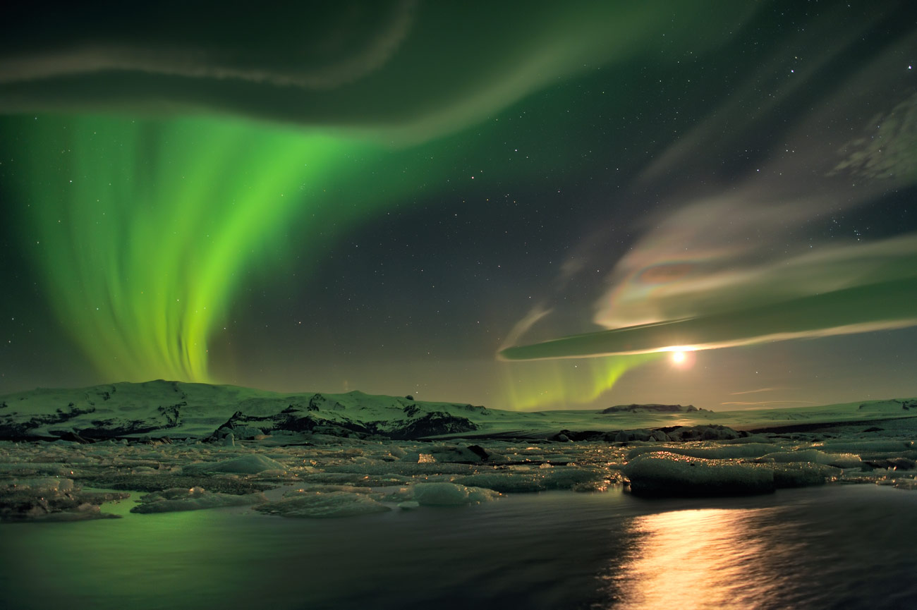 Aurores polaires et nuages sur l\'Islande