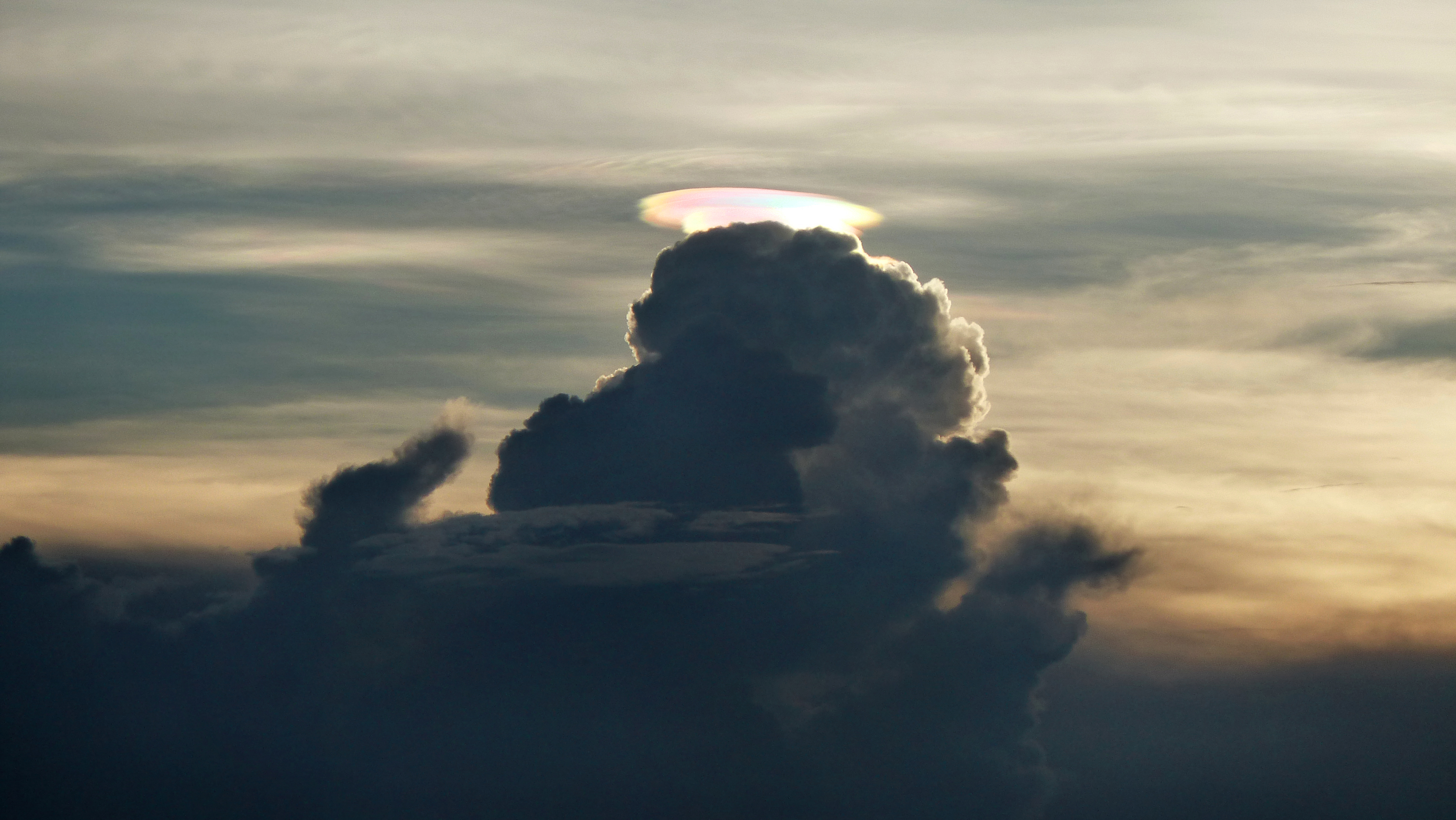 Un nuage en capuchon irisé sur le Zimbabwé