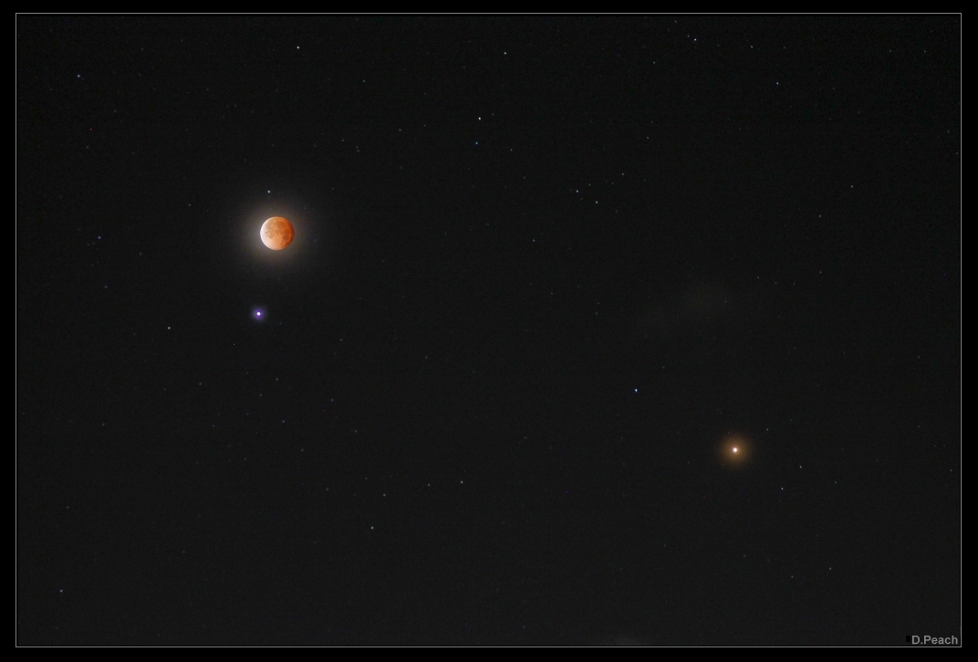 Spica, Mars et une Lune éclipsée