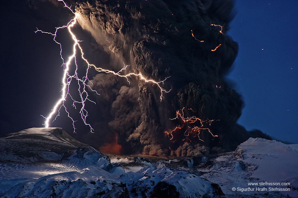 Cendres et éclairs au-dessus d\'un volcan islandais