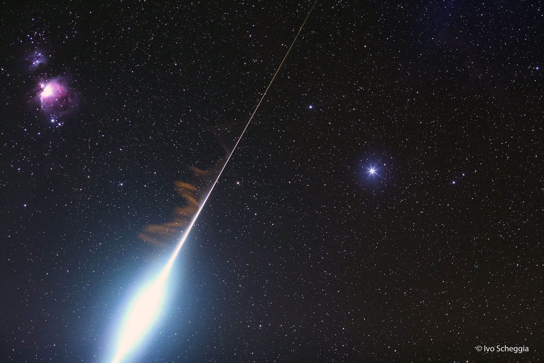 Boule de feu entre nébuleuse d\'Orion et Rigel