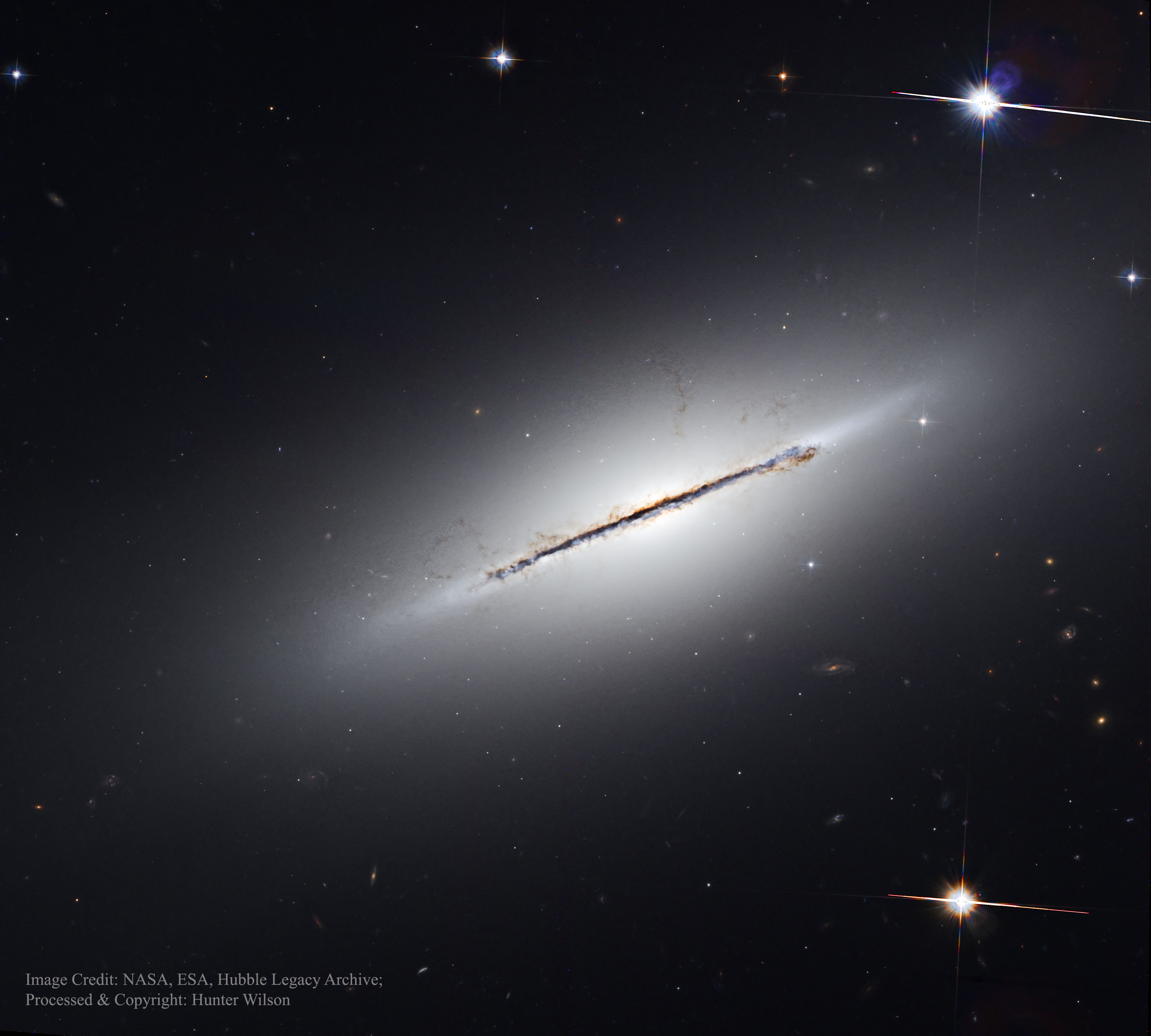NGC 5866 par la tranche