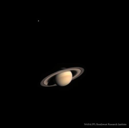 À l\'approche de Saturne