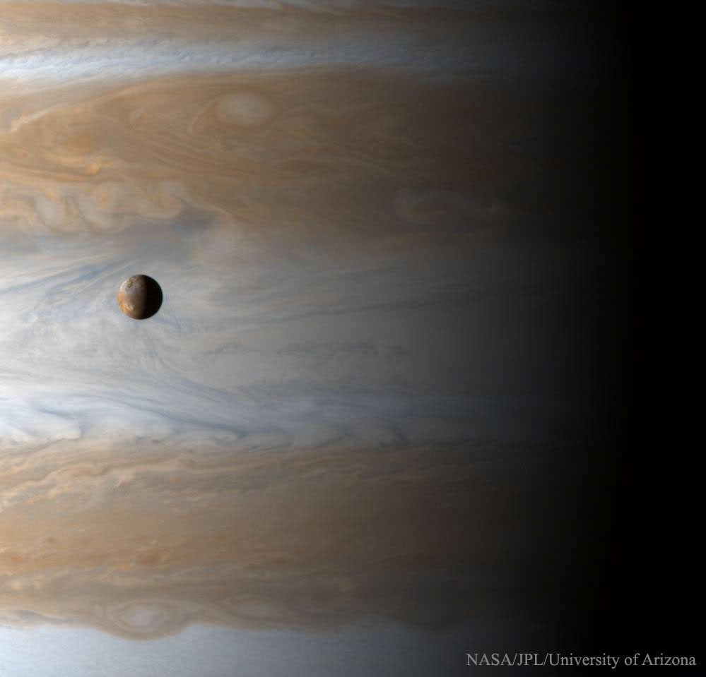 Io, une lune au-dessus de Jupiter
