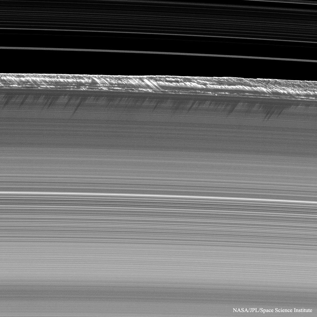 Ombres en pales d\'hélice sur les anneaux de Saturne