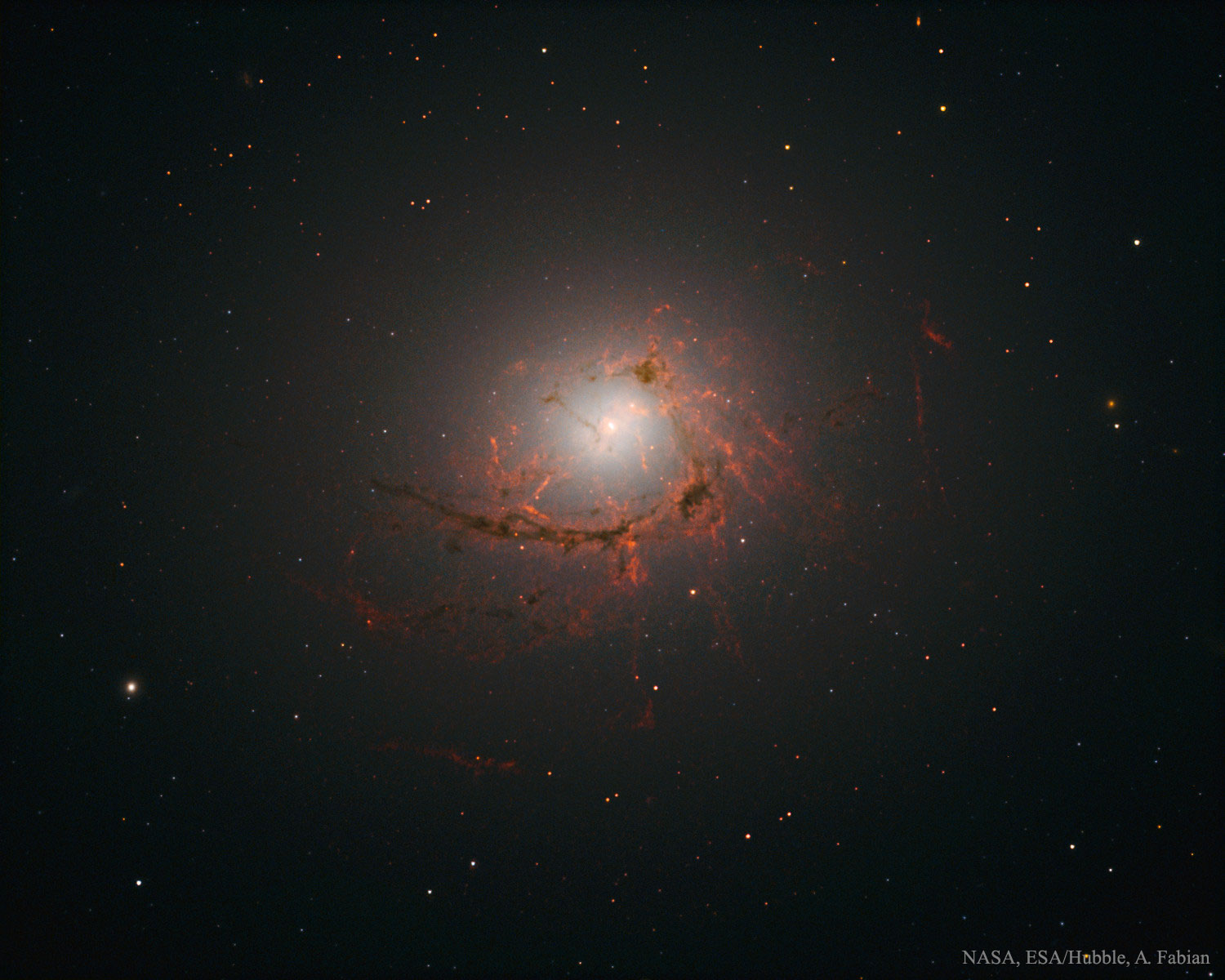 NGC 4696, des filaments autour d\'un trou noir