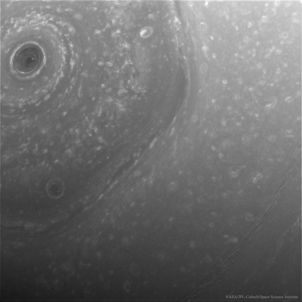 Au-dessus du pôle nord turbulent de Saturne