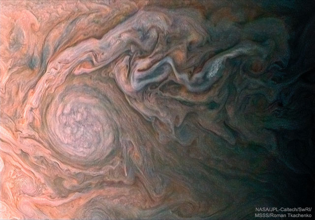 Un ovale blanc nuageux vu sur Jupiter par Juno
