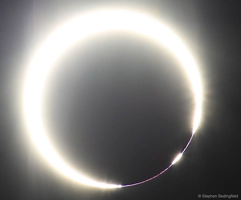 Eclipse solaire avec un anneau de feu perlé