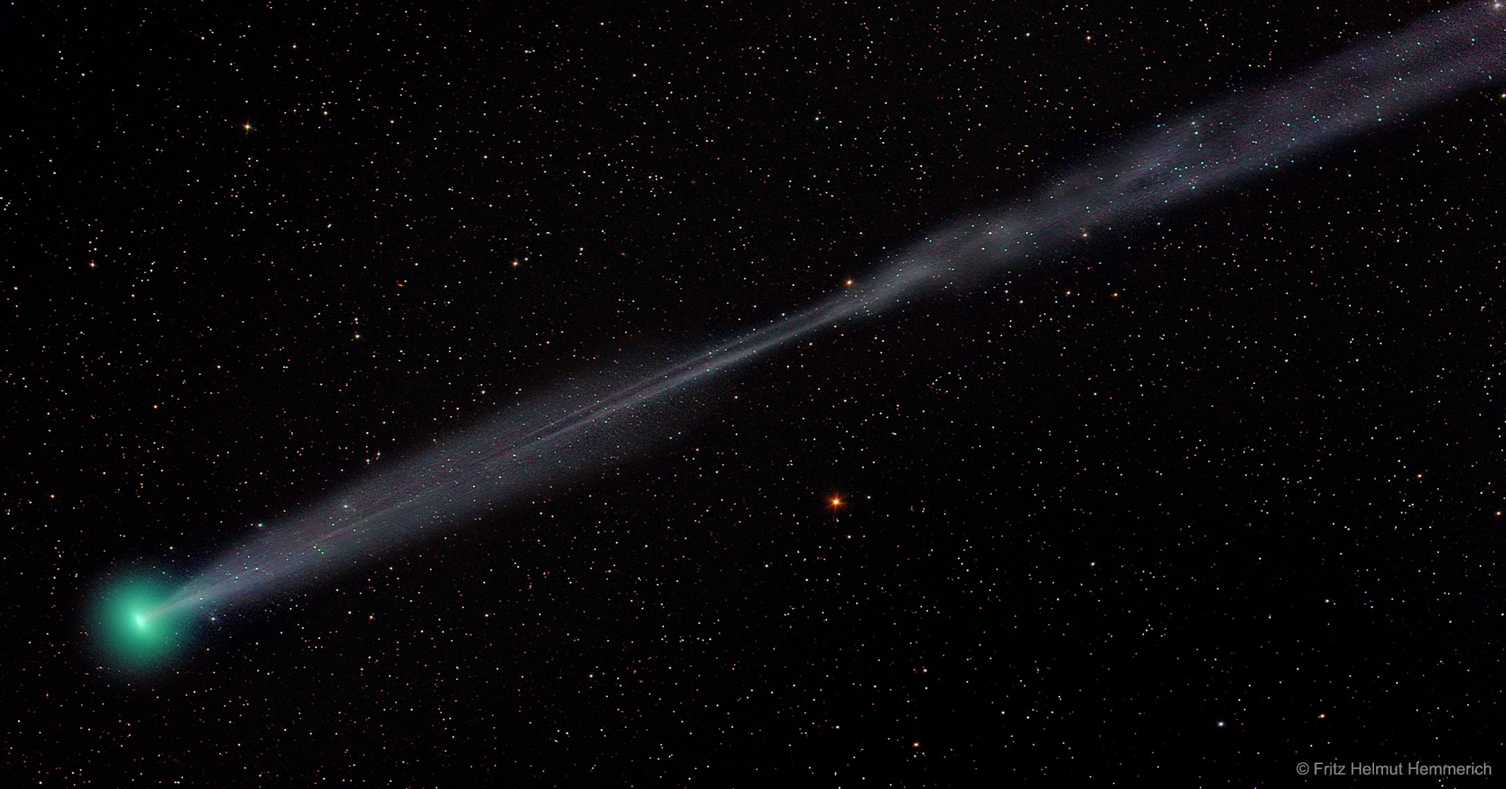 La queue d\'ions fendue de la comète Lovejoy E4