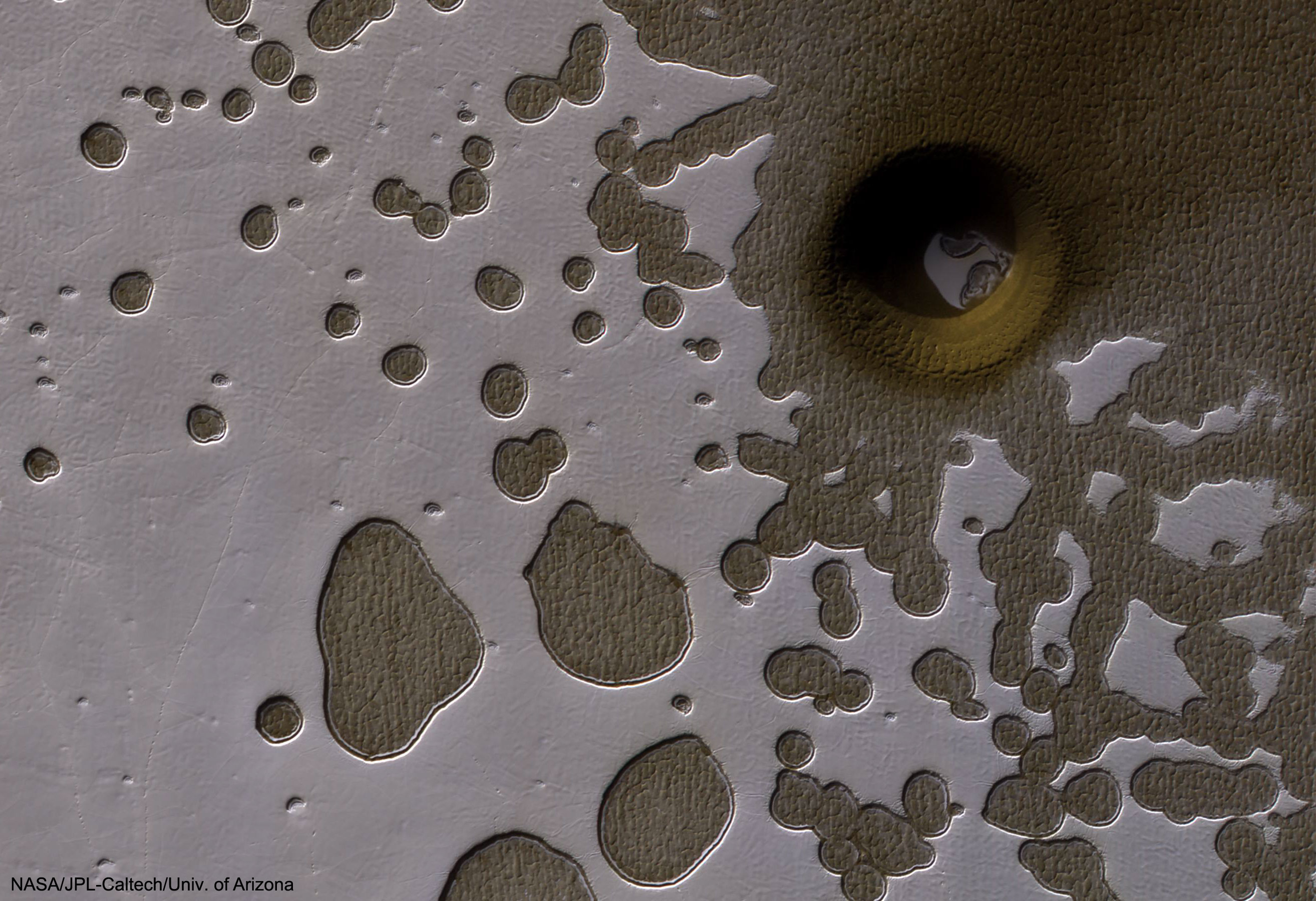 Un trou inhabituel sur Mars