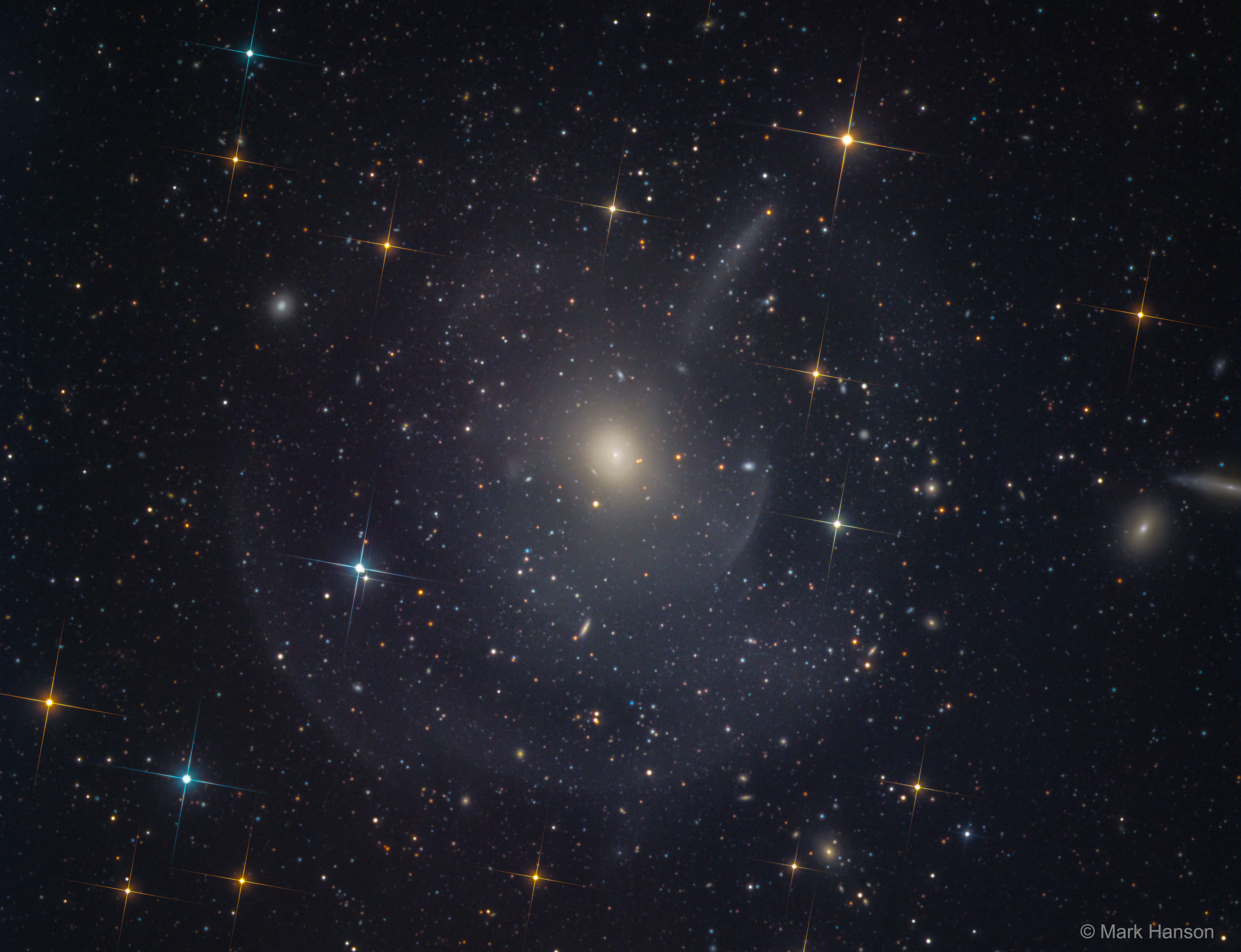M89 : galaxie elliptique avec coquillages et panaches