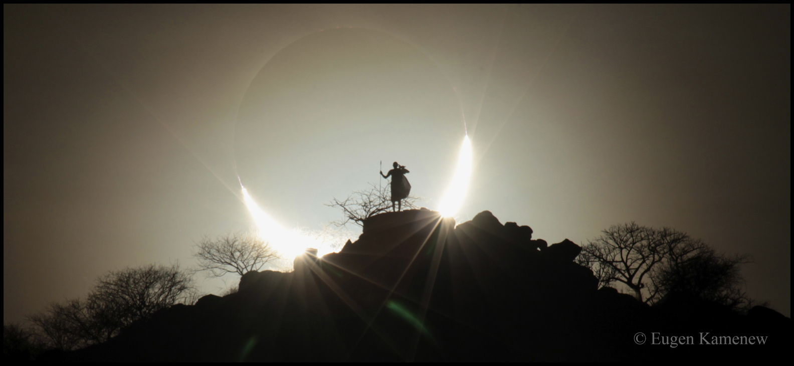 Eclipse solaire hybride sur le Kenya