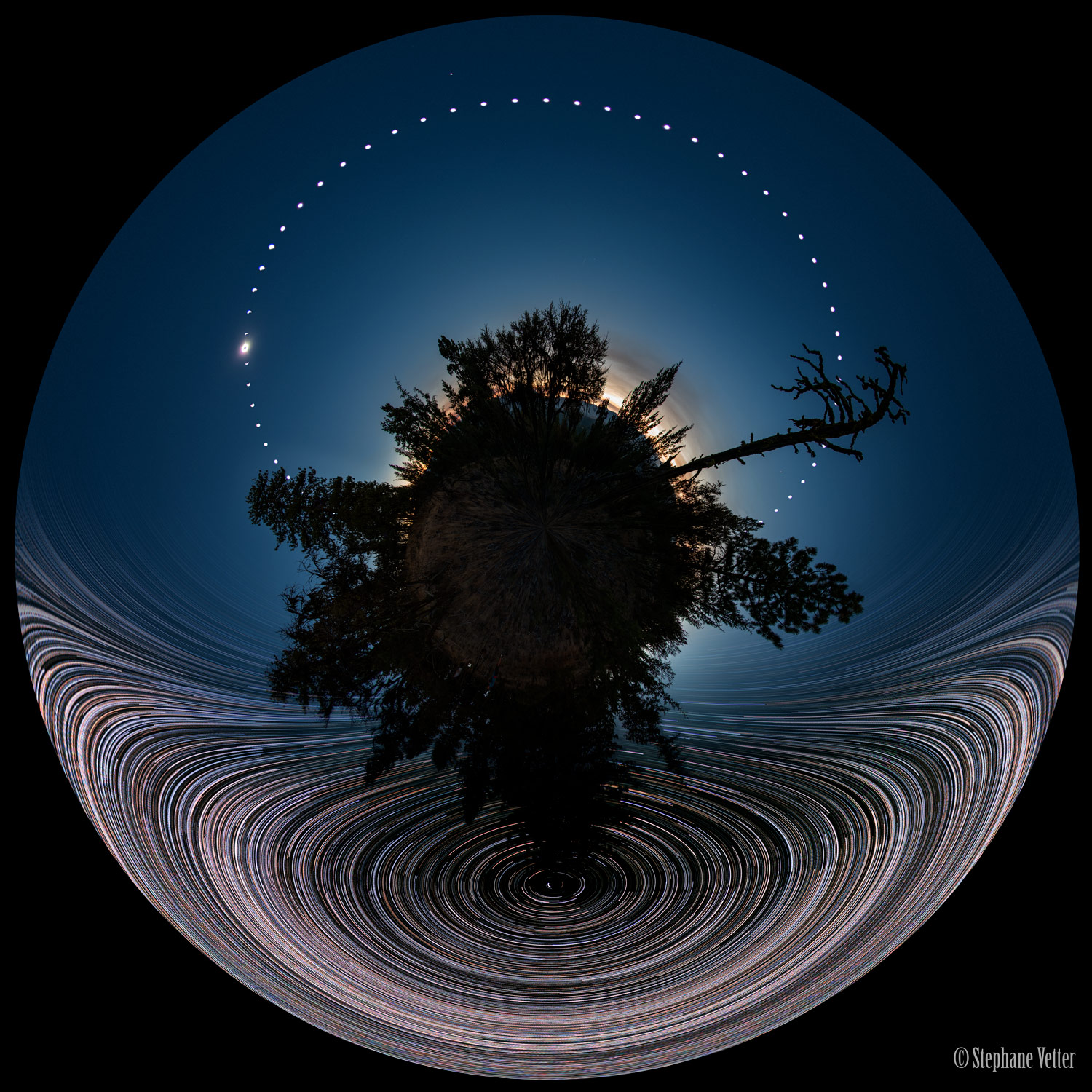 Panorama composition de l\'éclipse et des traînées d\'étoiles