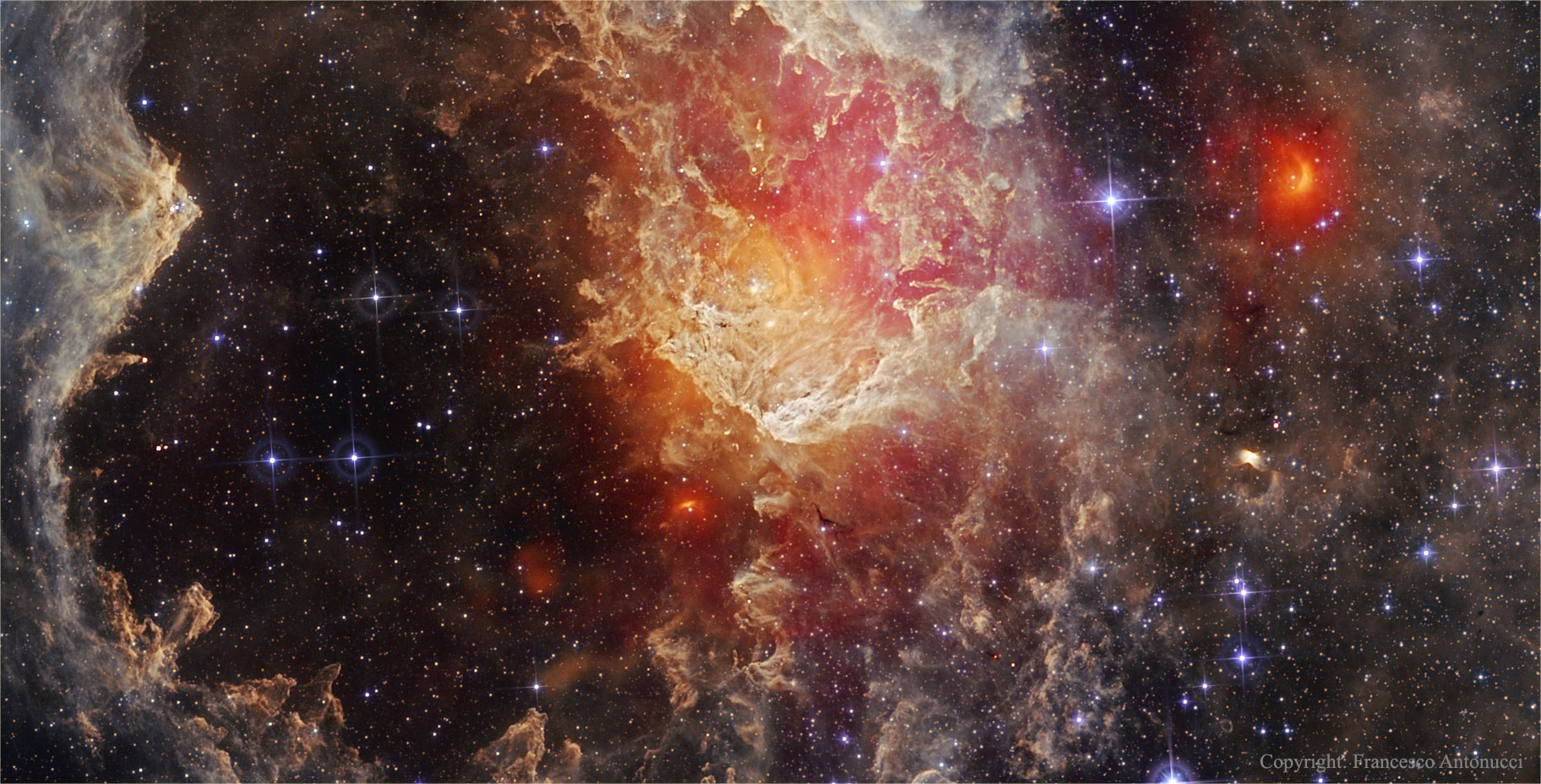 NGC 7822 : étoiles et piliers de poussières dans l\'infrarouge