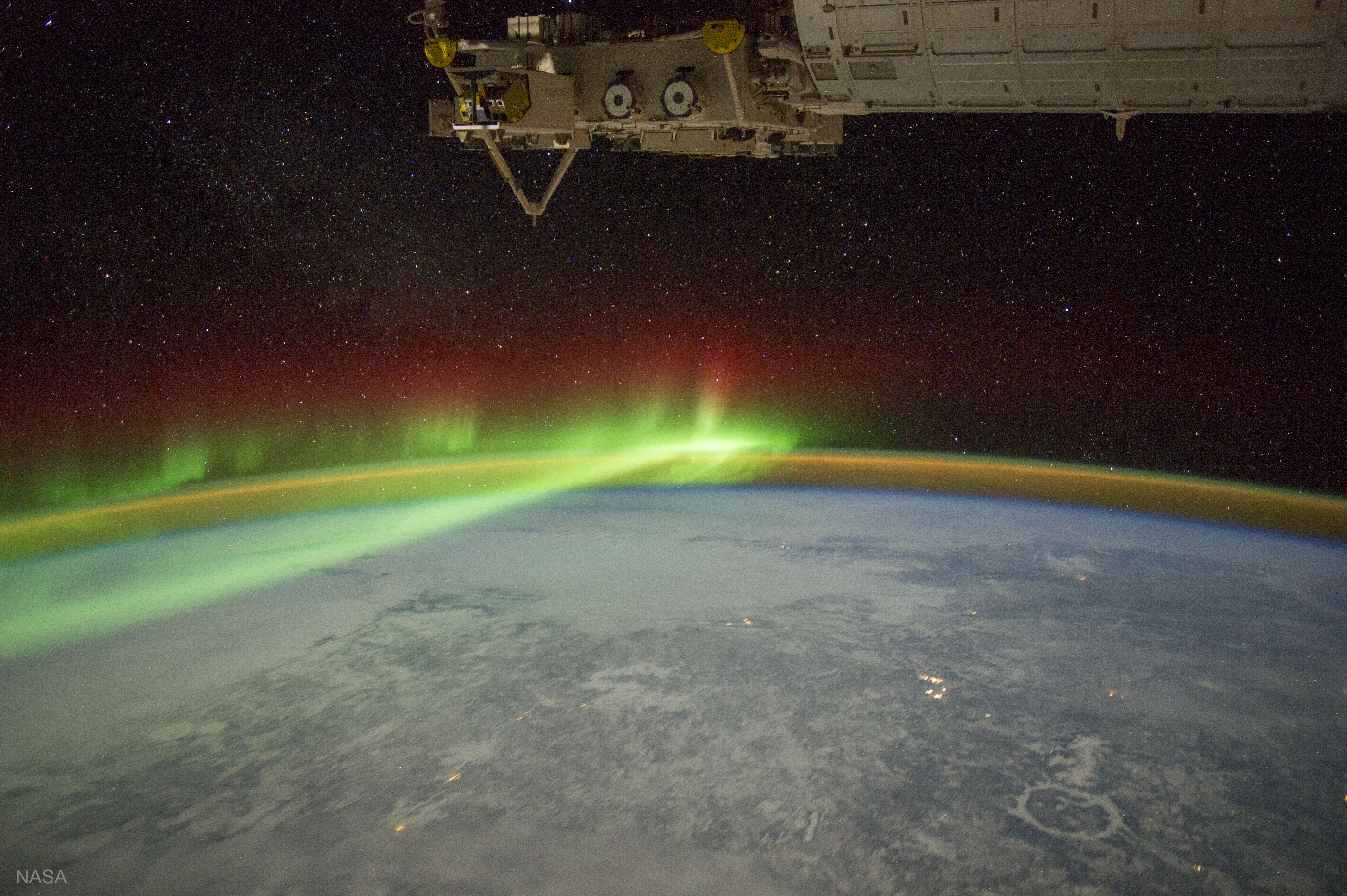 Une aurore et le cratère de Manicouagan depuis l\'ISS