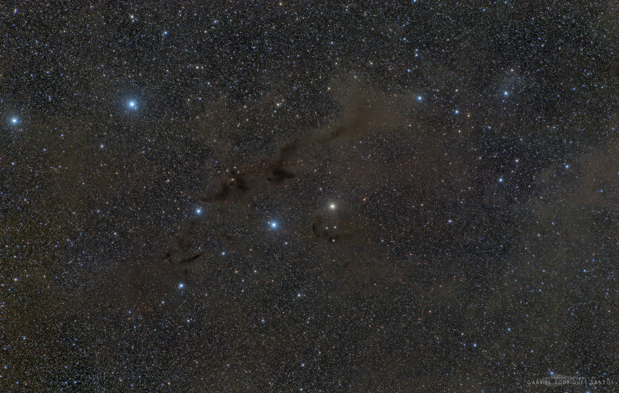 Barnard 228 : la nébuleuse du Loup Noir dans la constellation du Loup