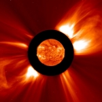 Double éruption de bulles solaires - Ces grandes bulles de matière coronale ont été éjectées en mai 2002 par le Soleil, vues ici par le coronographe de SOHO