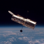Hubble flotte librement - Le télescope spatiale Hubble est libéré de l'atmosphère qui absorbe une grande partie des rayonnements cosmiques et qui crée d'innombrables turbulences