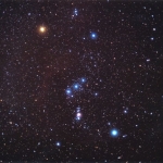 Orion sur film - Orion, le chasseur, a des épaules (Bételgeuse et Bellatrix), des pieds (Rigel et Saïph), une ceinture (Alnitak, Alnilam et Mintaka), des nébuleuses