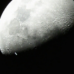La photo de la lune devant la terre?