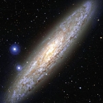 La galaxie spirale NGC&nbsp;253 presque de profil