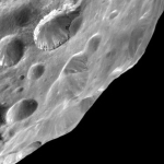 Les étonnantes strates de la lune de Saturne Phoebe - 