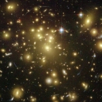 L'amas de galaxies Abell 1689 déforme l'espace