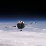 Le vaisseau de ravitaillement approche de la station spatiale