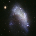 NGC&nbsp;1427A&nbsp;: une galaxie en mouvement