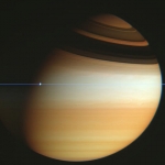 La sonde Cassini traverse le plan des anneaux de Saturne