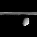 Légèrement en contrebas du plan des anneaux de Saturne
