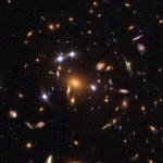 Lentille gravitationnelle à cinq quasars