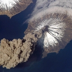 Un volcan entre en éruption