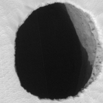 Gros plan sur un trou martien