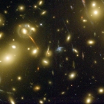Abell 2218, un amas de galaxies pour lentille