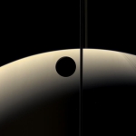 Rhéa en transit devant Saturne