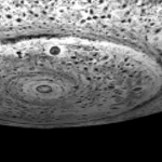 Sous le pôle Sud de Saturne