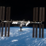 Le chantier progresse - Cette photo réalisée par l'équipage de Discovery sur le chemin du retour sur Terre permet de se rendre compte de l'ensemble des panneaux solaires de l'ISS