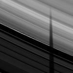 Ombres dentelées sur les anneaux de Saturne