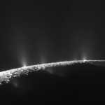 Cassini photographie les fontaines de glace d'Encelade