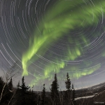 Filé d’étoiles et aurores boréales dans le Yukon