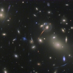 Abell 2218, une lentille dans un plat de galaxies