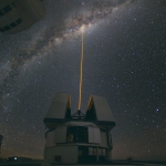 Un tir laser en direction du centre galactique