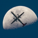 Un avion devant la Lune
